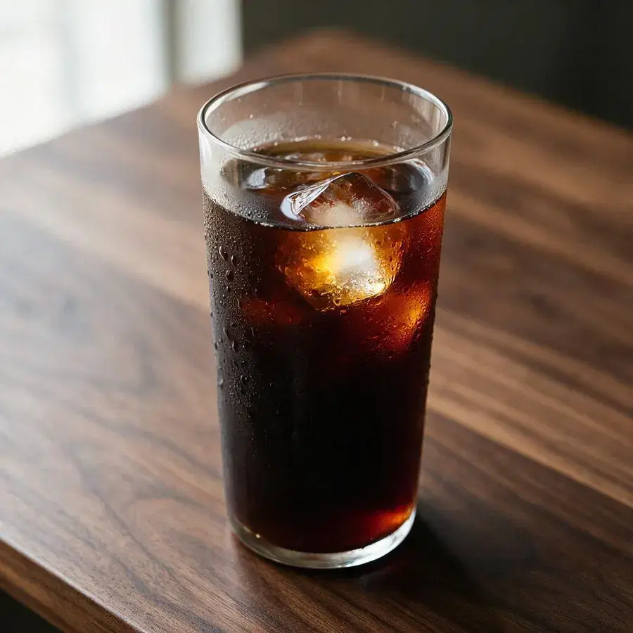 لقطة قريبة لقهوة مثلجة بقطرات ندى على الكوب